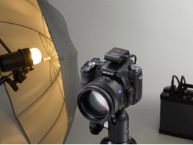 Nowy adapter ze złączem do studyjnych lamp błyskowych do Sony Alpha. Nowy adapter ze złączem do studyjnych lamp błyskowych do Sony Alpha.
