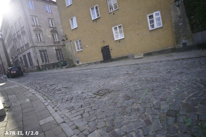Tokina Frin 20 mm f/2 FE MF - Odblaski