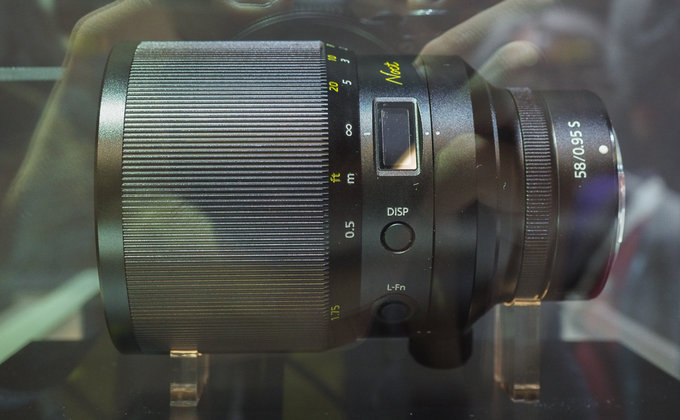 Nikon Z Noct 58 mm f/0.95 S zza szyby