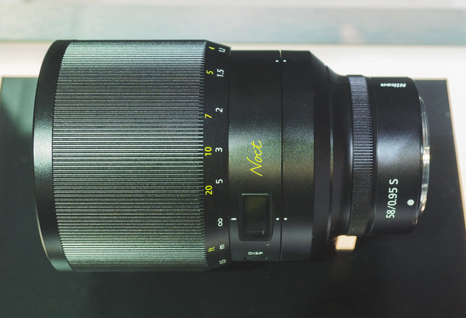Nikon Z Noct 58 mm f/0.95 S zza szyby