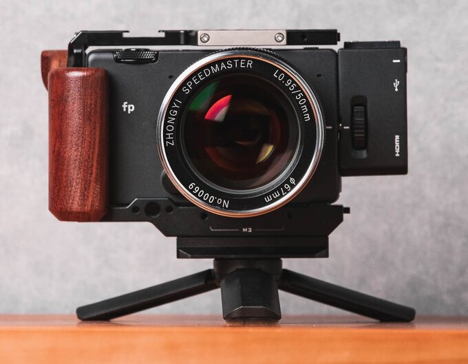 Superjasny Mitakon z mocowaniem Leica L