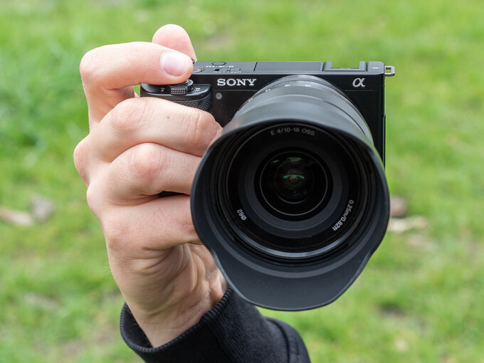 Sony ZV-E10 w rkach fotografa - Sony ZV-E10 w rkach fotografa