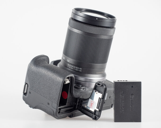 Canon EOS R10 - Budowa, jakość wykonania i funkcjonalność