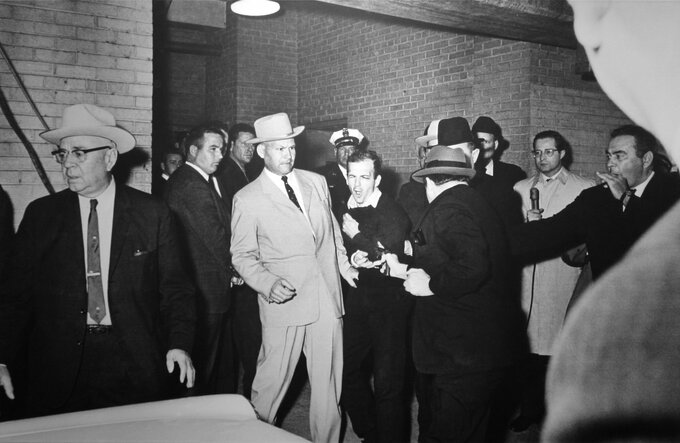 Historia jednej fotografii - Ruby zabija Oswalda - Jack Ruby zabija Lee Harvey'a Oswalda