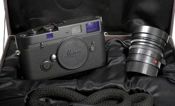 Leica MP w limitowanej edycji „Blue Stain”