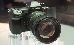 Aparaty i obiektywy Panasonic LUMIX S zza szyby