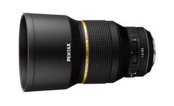 Prototypowy Pentax-D HD FA 85 mm f/1.4 i Pentax KP z drewnianym gripem