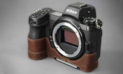 Sk�rzane gripy dla aparat�w Nikona