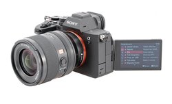 Sony A7 IV w rkach filmowca