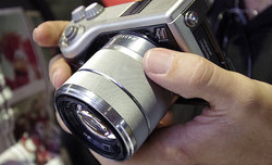Zamieszanie wok bezlusterkowca Hasselblad Lunar
