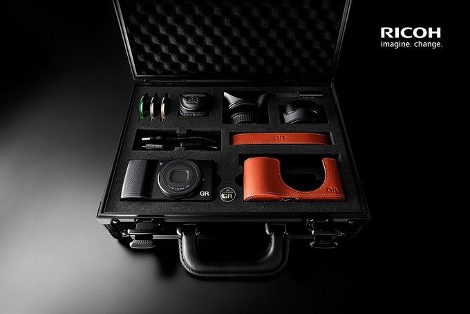 Ricoh GR II Premium Kit trafi na aukcj WOP 