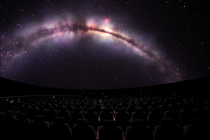 Projektory Sony w planetarium 3D