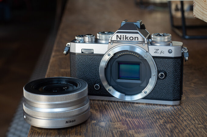 Nikon Zfc z 28 mm f/2.8 - opnienia w dostawach